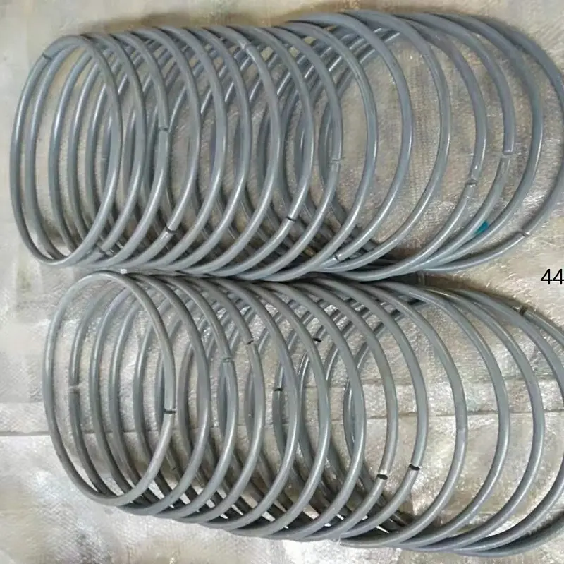 How does the combustion ring prevent the main shaft from deforming?