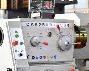 China manual horizontal engine lathe machine CA6250 80mm spindle bore lathe with CE