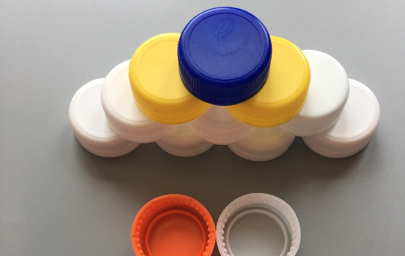 The difference between plastic bottle caps and crystal bottle caps