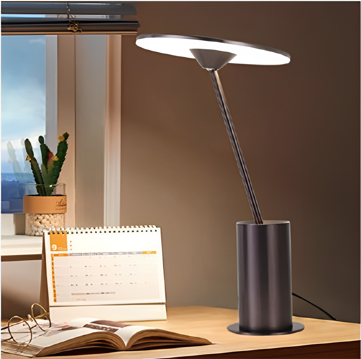 مصباح طاولة LED داخلي مزخرف بقاعدة معدنية لتزيين المنزل والفنادق الفاخرة الحديثة والإبداعية