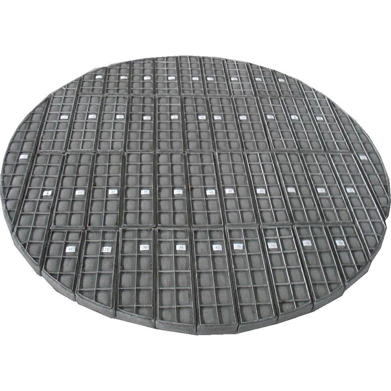 Wire mesh demister for removing liquid droplets from gas streams