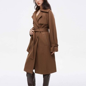 ढीले लैपेल लंबे ट्रेंच कोट कोट वाली महिला के साथ नया फैशन