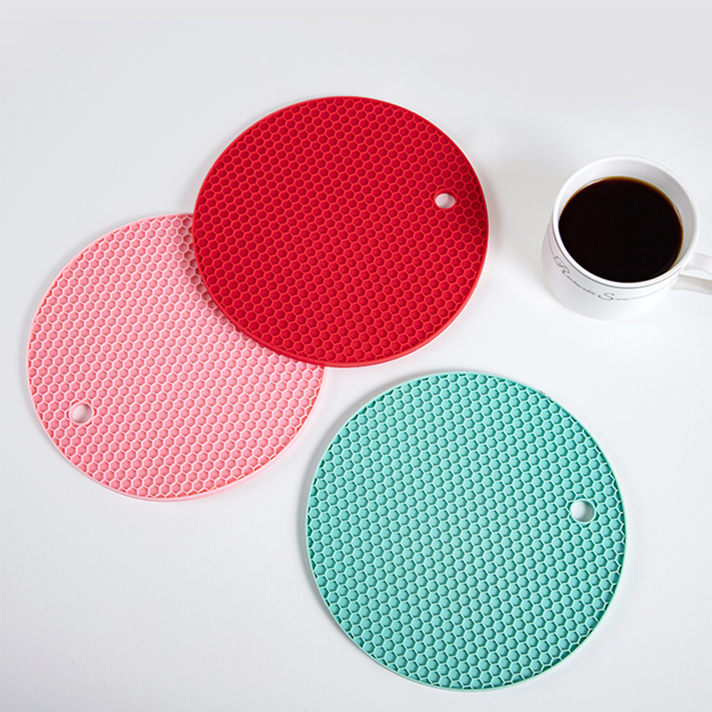 Protect your kitchen tabletop with high temperature resistant silicone mat