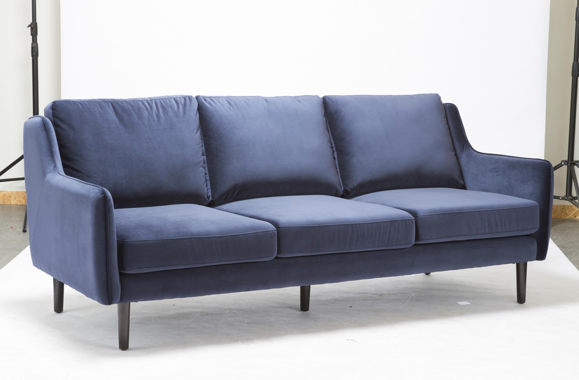 Mid-to-high-end sofa products occupy the mainstream at US$1,000~1999