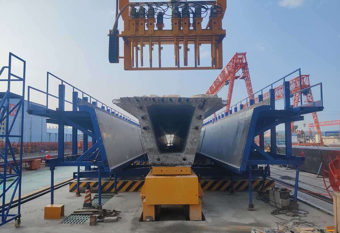 The first successful demolding of the fully automatic hydraulic box girder mold by Heilongjiang Railway Investment