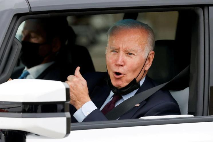 Biden mistake the gas truck for a tram: to control the battery chain