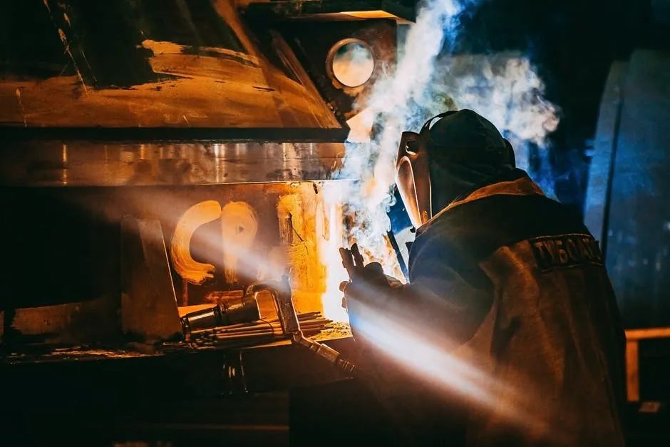How to distinguish molten iron and coating during manual arc welding