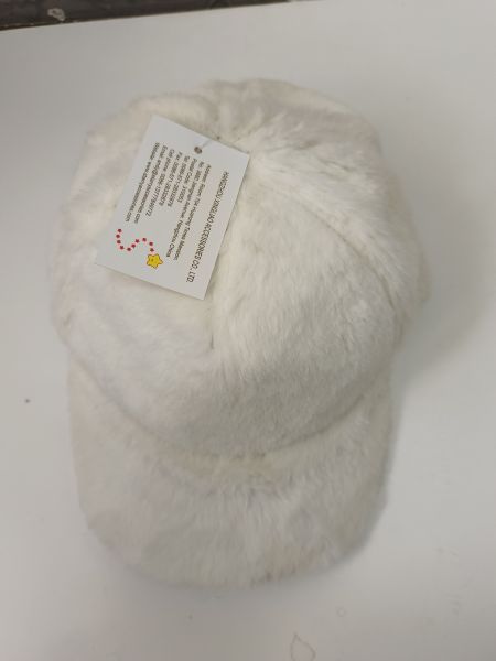 Baseball  cap  in  white  faux  fur