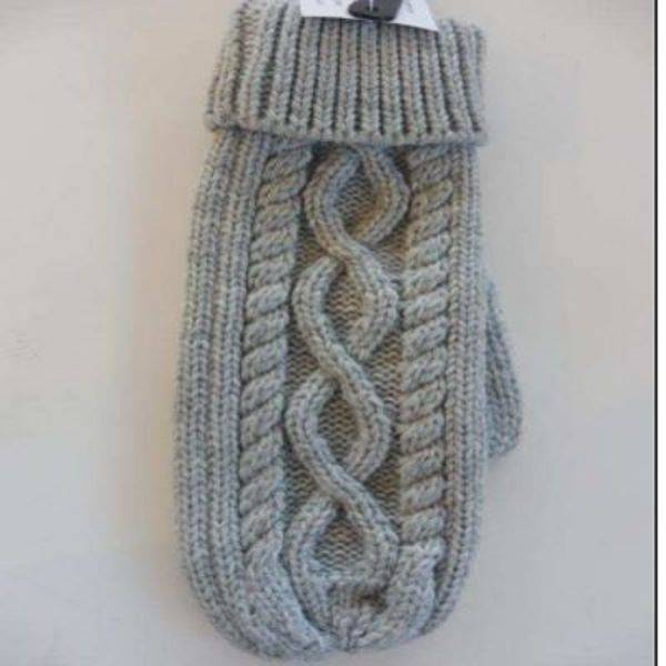 Winter knitted gloves with twisted figure of eight.