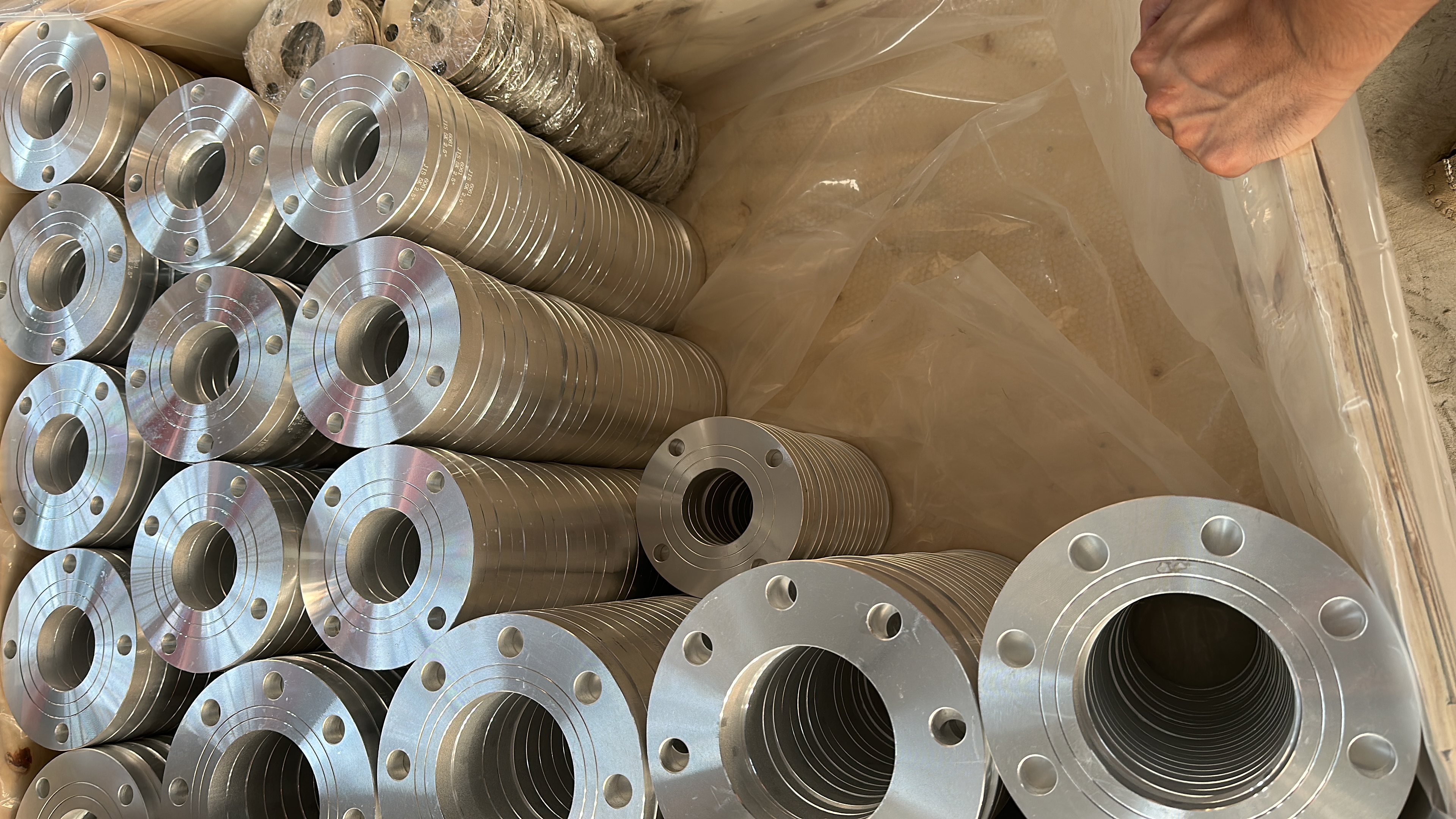 Where are aluminum flanges generally used？