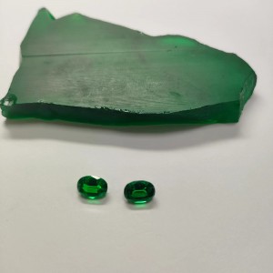 საფირონის მწვანე ძვირფასი ქვებისთვის ზეთისხილის მწვანე ხელოვნური 99.999% Al2O3 სინთეტიკური