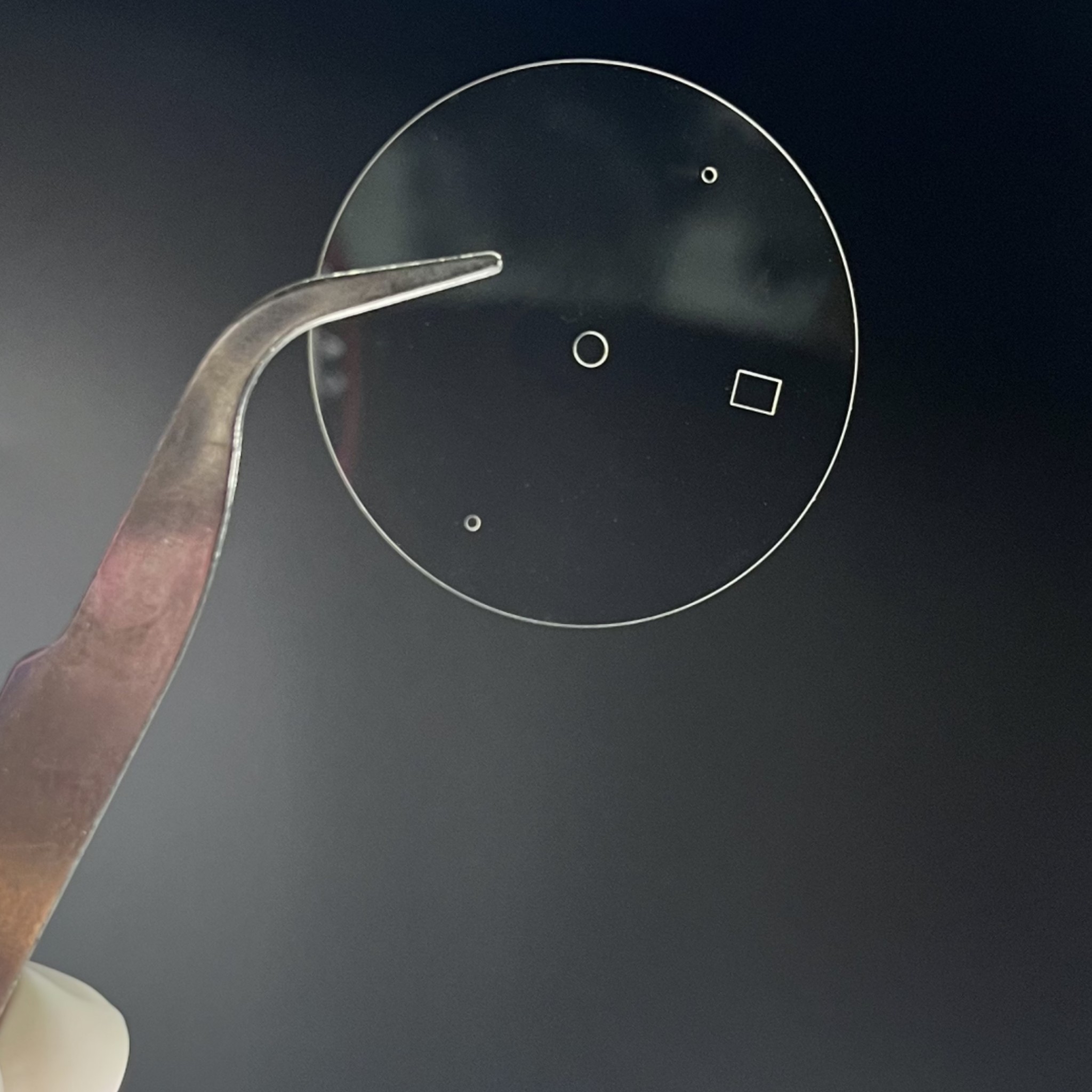 Zafír kerek átlátszó óraüveghez, kör és négyzet alakú lyukakkal
