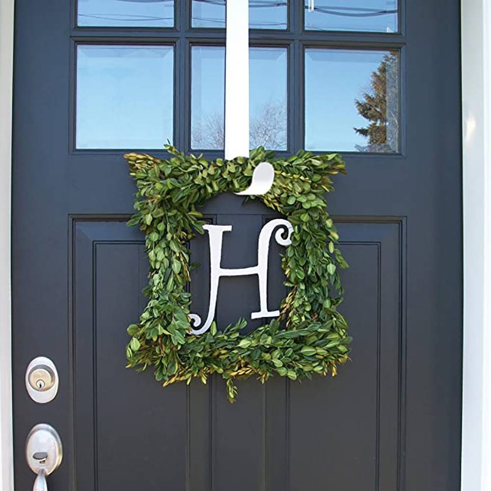 The popular item for home decoration of this Christmas season is the metal hanger for wreath and stocks