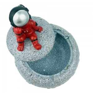 Creative new arrive functional Living room decor resin astronaut ashtray decoration ornaments with Lid