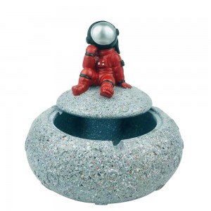 Creative new arrive functional Living room decor resin astronaut ashtray decoration ornaments with Lid