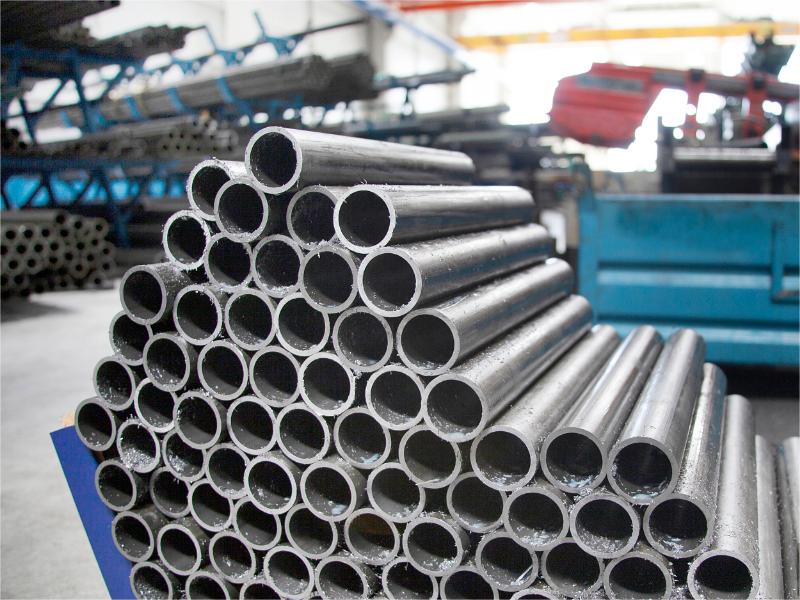 What is the difference between seamless steel pipe and seamed steel pipe