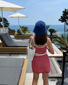 Red and white striped knitted vest bag hip short skirt suit