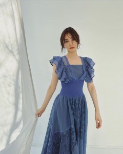 Blue Body-shaping Lace dress with waist tucked in