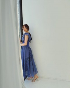 Blue Body-shaping Lace dress with waist tucked in