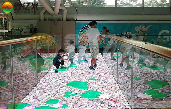 Human-screen interaction, immersive experience, Xinyiguang floor screen can also play like this!