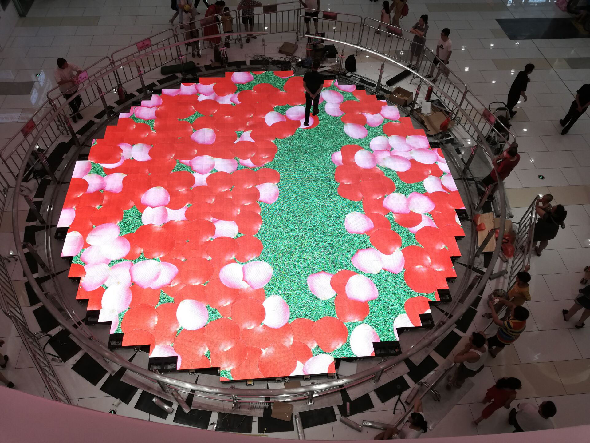 The first intelligent interactive floor screen in Beihai, Guangxi was unveiled in Ningchun City