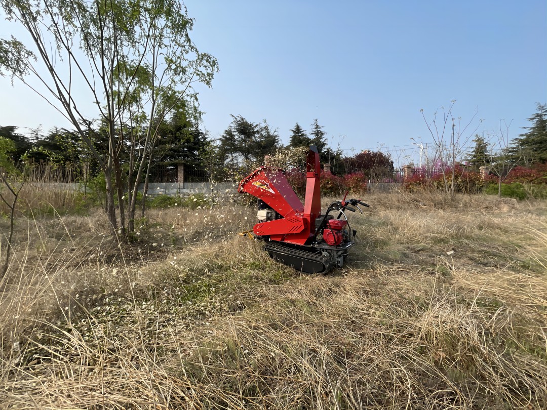 Introducing Our Wood Chipper with Tracks: The Perfect Solution for Rugged Terrain