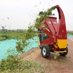 Mobile Drum Wood Chipper With Gravity Feeding For Yard Cleaning