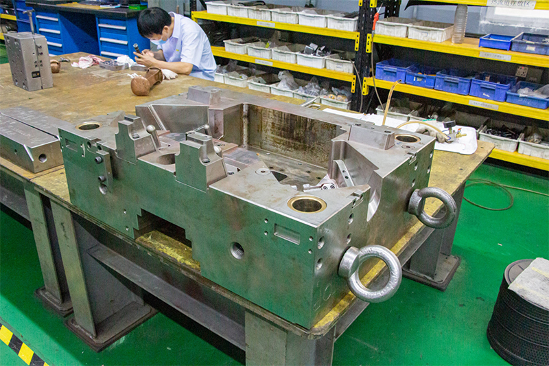 What is the plastic mold processing process?