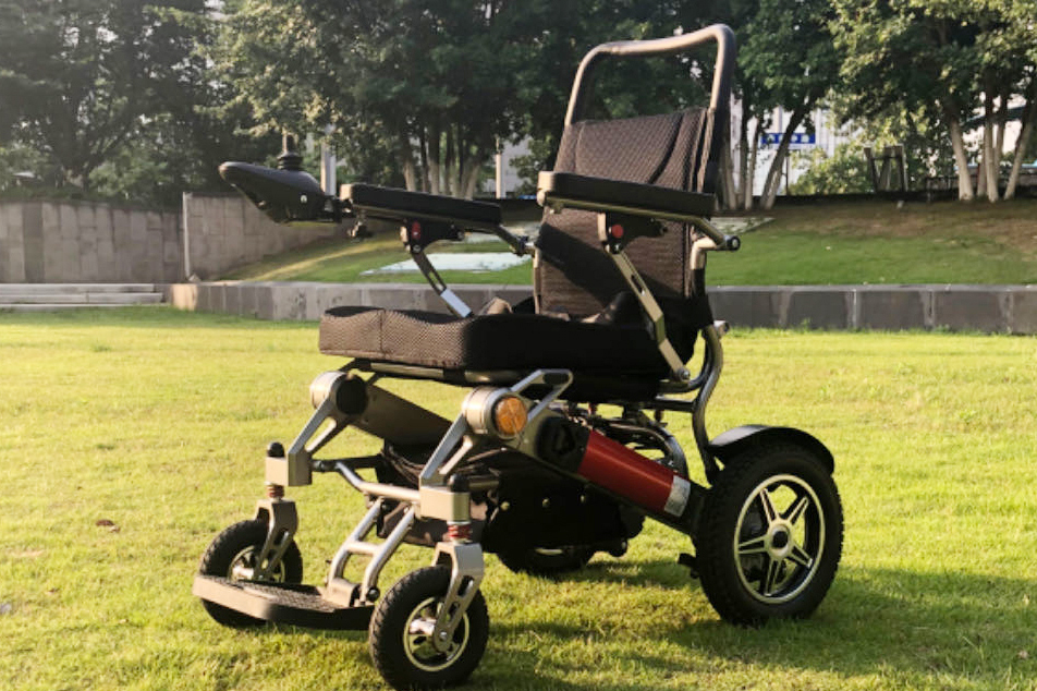 Dlaczego warto wybrać elektryczny składany wózek inwalidzki jako niezbędne narzędzie podróżowania dla osób starszych?