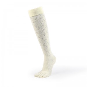 On behalf of the processing OEM new men’s long-tube full-toe mesh yoga socks knee-length non-falling calf socks sole silicone glue dispensing five-finger socks