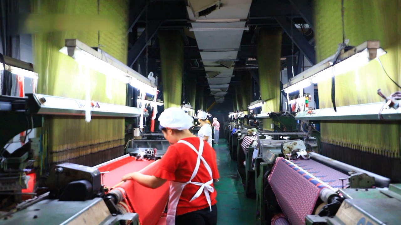 Explorer la fabrication de cravates : techniques de production de tissus de cravates jacquard