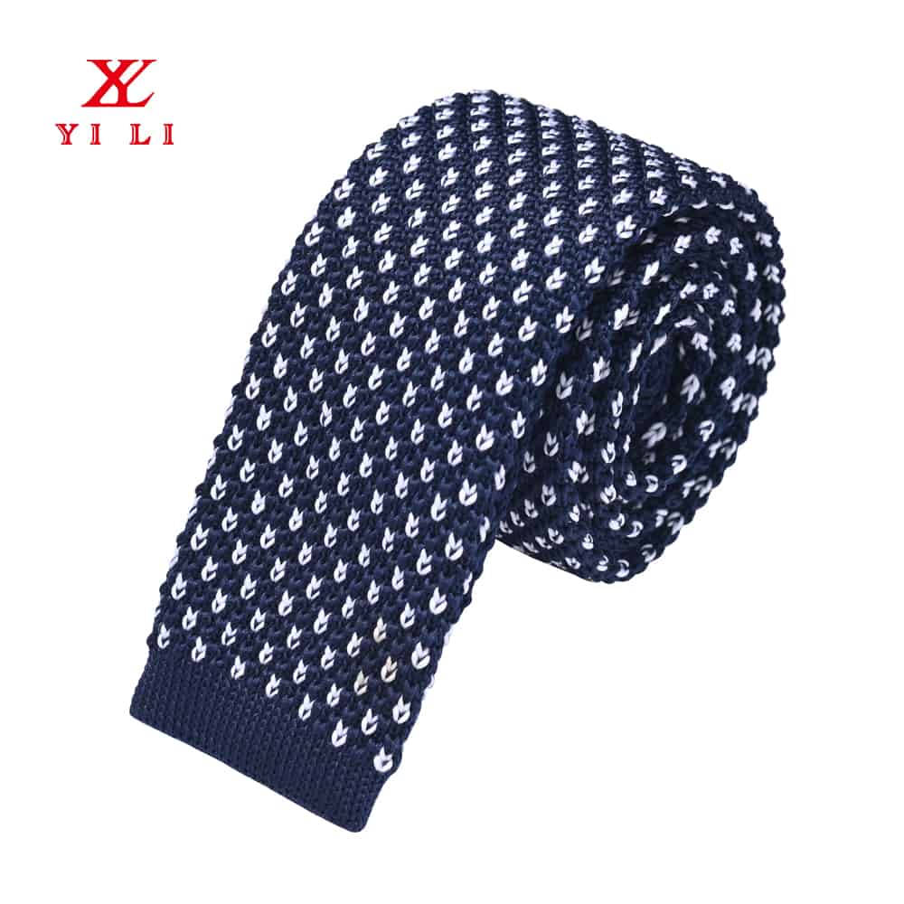 Námořnická pletená kravata s bílou tečkou