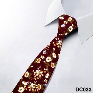 Cravate confortable en coton brossé à fleurs pour une tenue décontractée