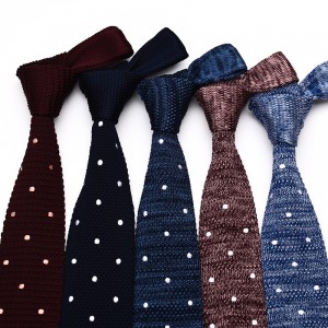 Miękki, wygodny, elegancki, smukły, stylowy krawat z dzianiny w kropki