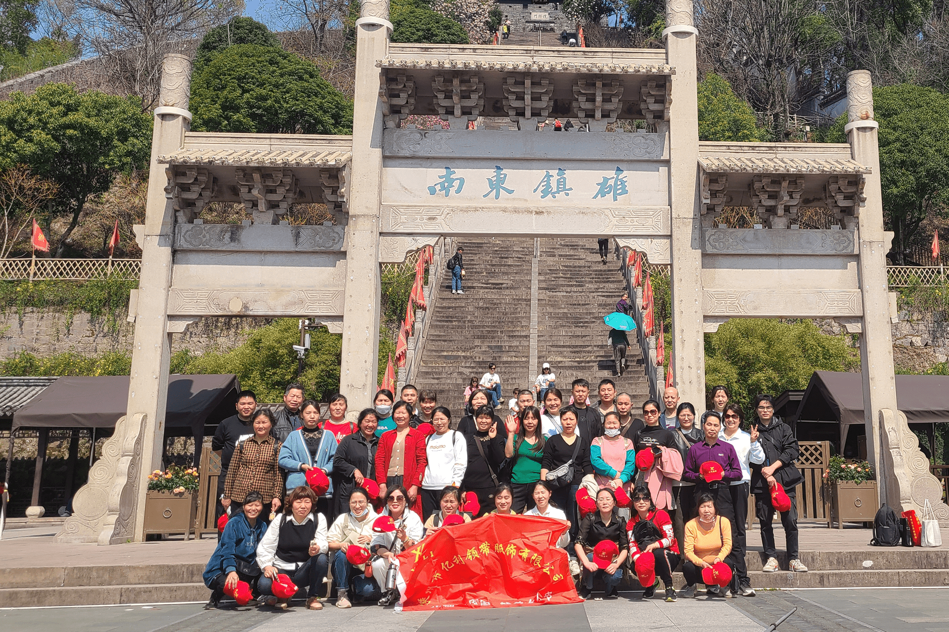 On March 8, 2023, International Women’s Day, YiLi tie organized a one-day trip to Taizhou Linhai for employees