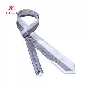 Hedvábná kravata s geometrickými symetrickými pruhy