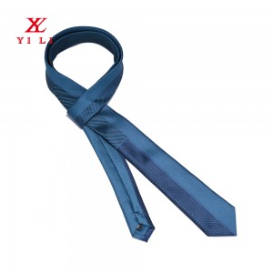 Svilena kravata s dizajnom geometrijskih simetričnih pruga
