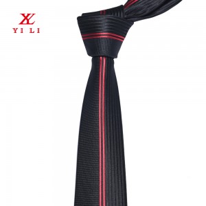 Hedvábná kravata s geometrickými symetrickými pruhy