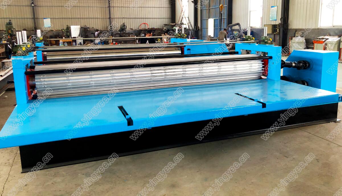 Transverse thin corrugated sheets forming machine