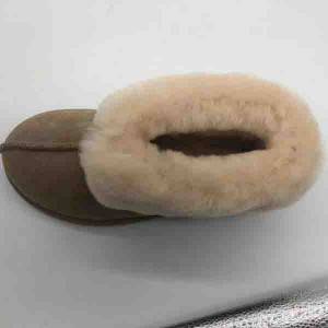 The factory sells custom natural sheepskin winter indoor slippers for men and women