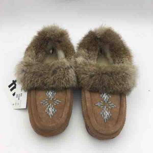 Fashionable personage dotes on the wool shoes in natural sheep leather shoes in winter cow suede upper most