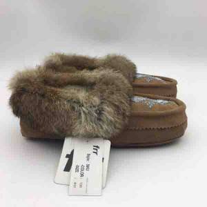 Fashionable personage dotes on the wool shoes in natural sheep leather shoes in winter cow suede upper most
