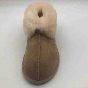 The factory sells custom natural sheepskin winter indoor slippers for men and women