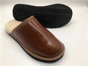 Elaborately designed and comfortable autumn and winter sheepskin indoor slippers for men
