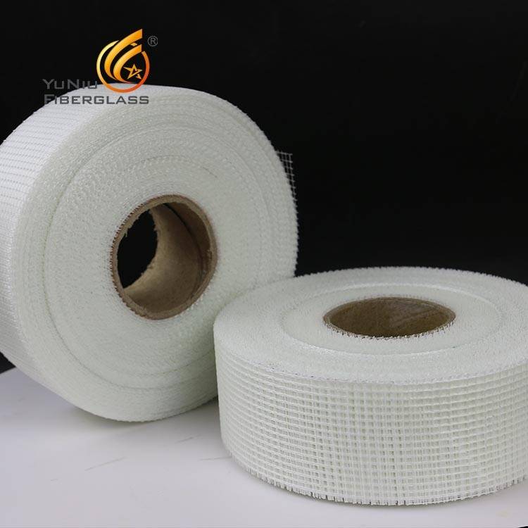 Self adhesive tape with uniform tensile strength and excellent vertical performance