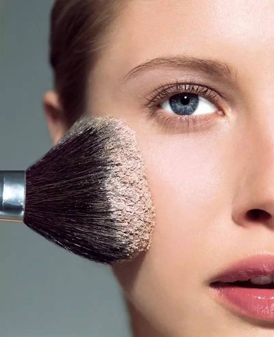 મેકઅપ બ્રશ સાફ કરવા માટે હોમમેઇડ સફાઈ તેલ કેવી રીતે DIY કરવું