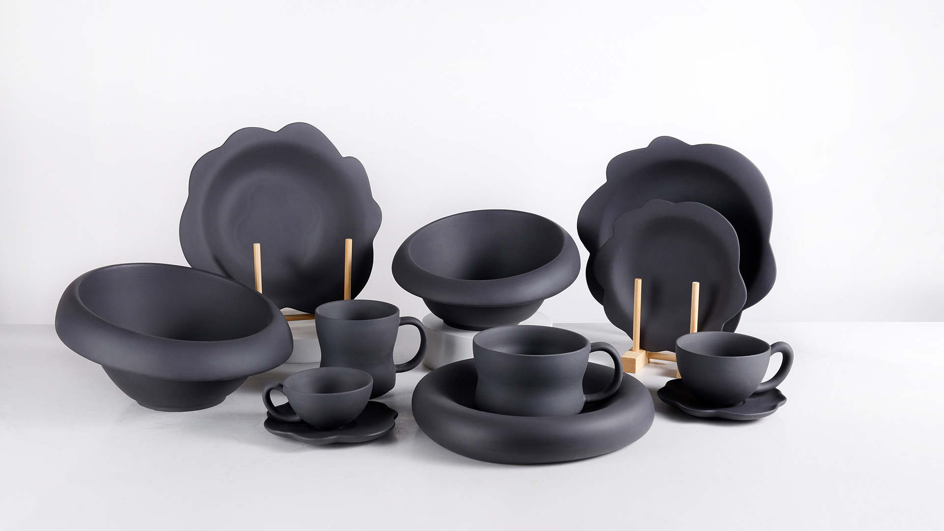 Black Earth Tableware Series: Inspired by the “Sea Moon” Jellyfish, 30 Years of Professional Experience in Design Excellence.