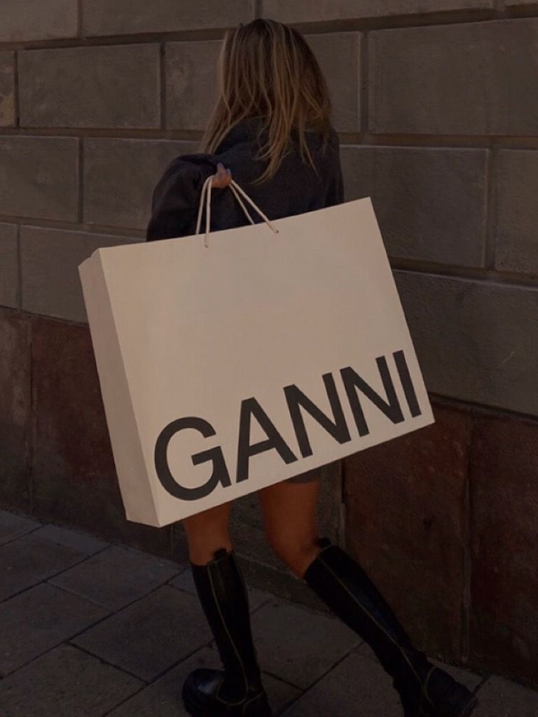 Oversized Paper Bags: Spearheading the New Wave of Fashion and Practicality