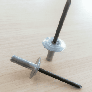 Aliuminio plieno sandariklio galo aklina kniedė