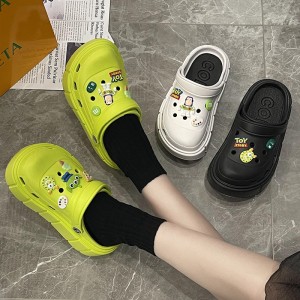 Cartoon hole shoes for women wearing thick soles outside summer, feeling like stepping on shit, wrapped head and two sandals